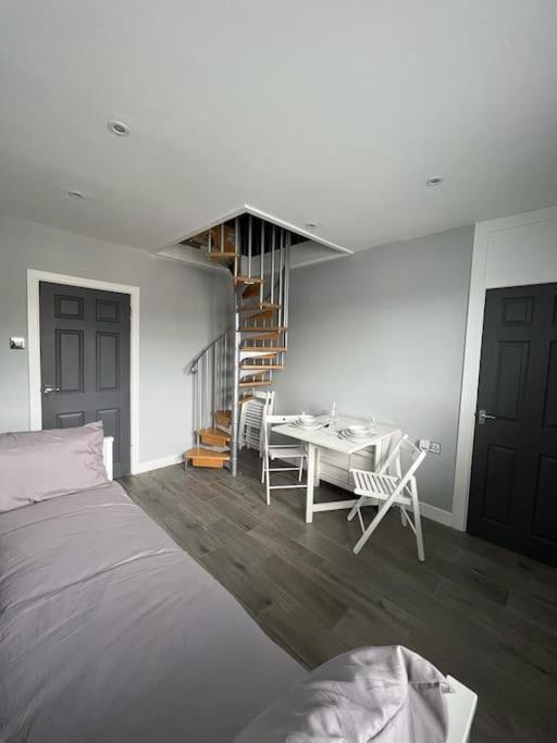 Superb Three Bed Garnant Duplex! Apartment Екстериор снимка